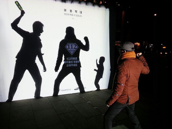 韩国反虐童公益广告牌以互动方式来体现_昆明广告牌设计