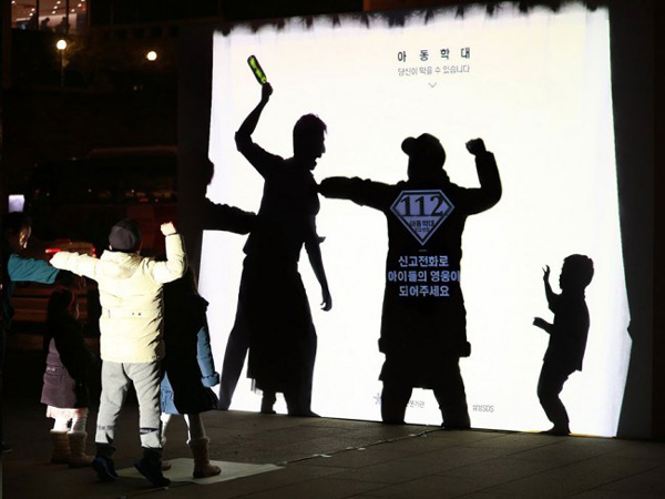 韩国反虐童公益广告牌以互动方式来体现_昆明广告牌设计