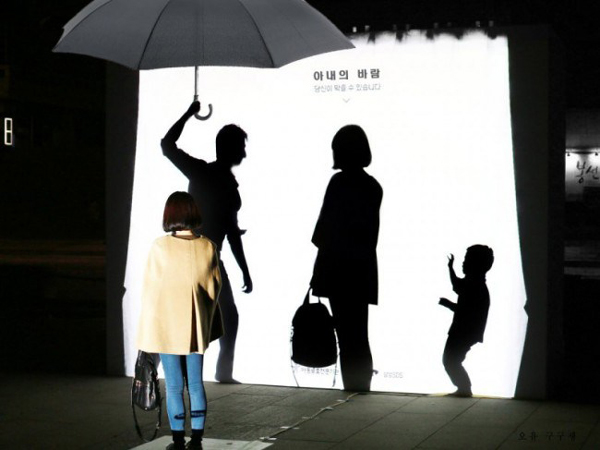 韩国反虐童公益广告牌以互动方式来体现_昆明广告牌设计
